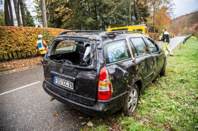 Reichenbach: Pkw kommt von der Fahrbahn ab und landet in Schlucht - Fahrer verletzt